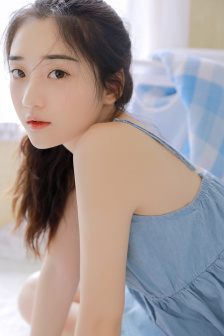 大手从衣服下摆探进去